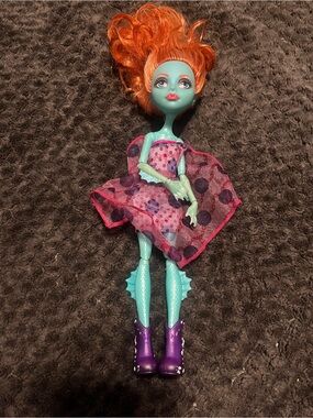 Monster High Doll Lorna McNessie Student Exchange Mattel 2014
BB-13-EMP